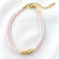 Vista ravvicinata e dettagliata del bracciale rosa multi-filo con graziosa farfalla dorata. - 09# (Rosa)