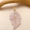 Collier pendentif feuille en quartz rose naturel avec belière dorée et pierre scintillante. - Quartz rose