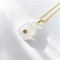 Détail du pendentif tortue en cristal, vue rapprochée de collier sculpté en pierre naturelle. - Tortue Transparente (E09)