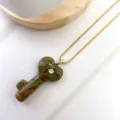 Naturstein Schlüssel Anhänger Halskette mit grünem gemustertem Stein und goldener Kette. - Nur Anhänger / Grün (C02)