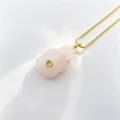 Collier pendentif tortue en cristal de quartz rose naturel avec chaîne dorée fine. - Tortue Rose (E08)