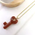 Elegante goldene Schlüssel Halskette mit funkelndem braunen Sandstein und Zirkonia. - Nur Anhänger / Goldstein Farbe (C020)