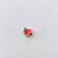 Close-up detail van een schattige roze paddenstoel koperen bedel hanger DIY accessoire. - Gouden Stip Roze Paddenstoelstijl (Model E)