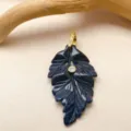 Collier pendentif feuille en grès bleu, bélière plaquée or avec cristaux et pierre centrale. - Grès Bleu