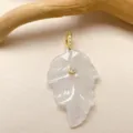 Pendentif feuille sculpté en cristal naturel fait main avec bélière en or diamant - Cristal blanc
