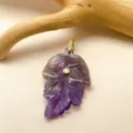 Collier pendentif feuille sculpté à la main en cristal naturel, élégant bijou en pierre. - Améthyste