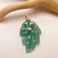 Pendentif feuille sculpté en cristal vert naturel avec bélière strass dorée bijoux. - Aventurine Verte
