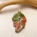 Pendentif feuille en pierre naturelle artisanale avec bélière plaquée or et cristal. - Unakite