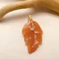 Collier pendentif feuille en cristal orange, attache strass dorée, élégant bijou artisanal chic. - Aventurine Rouge