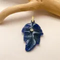 Pendentif feuille sculptée en cristal bleu avec bélière diamant or et pierre bijou - Pierre à veines bleues