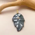 Collier pendentif feuille en cristal de pyrite naturelle fait main, élégant bijou doré. - Hématite