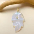 Pendentif en cristal en forme de feuille avec diamants étincelants et bélière dorée, style élégant. - Opalite