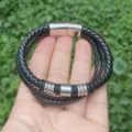 Stilvolles mehrlagiges geflochtenes Lederarmband für Herren mit sicheren Magnetverschluss. - Stil B