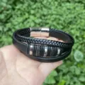 Mehrschichtiges Herren Lederarmband mit Metallringen und schwarzen Zirkon Details Detailansicht. - Stil C