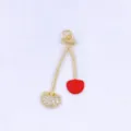Dettaglio del ciondolo a ciliegia, charm DIY placcato oro con smalto rosso e zirconi cubici. - Stile G