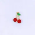 Primo piano dettagliato di un simpatico ciondolo ciliegia 3D con pietre rosse per collane. - Stile I