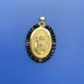 Détail du pendentif San Judas plaqué or avec relief complexe et bordure de perles. - Style Perles Noires (4) / Pendentif avec Chaîne