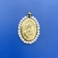 Pendentif religieux plaqué or San Judas orné de détails de perles acryliques blanches. - Style Perles Artificielles Blanches (10) / Pendentif Seul (Chaîne Non Incluse)