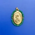 Gros plan d'un pendentif ovale plaqué or avec une bordure de perles en acrylique vert. - Style Perles Vertes (12) / Pendentif Seul (Chaîne Non Incluse)