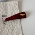 Rode fluwelen strik haarspeld detail, schattige gouden accent zijhaarclip voor dagelijks. - Rode Driehoekige Strik Stijl (FJ1454)