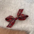 Detailaufnahme der rot-blauen karierten Haarklammer mit feiner Stofftextur und Schleife. - Rot-Blau Kariert - Achter-Schleife Haarspange