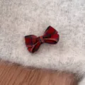 Nahaufnahme Detailansicht einer retro rot-blauen Karierten Schleife Haarspange auf Stoff. - Rot-Blau Kariert - Kleine Schleife Haarspange