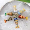 Kleurrijke geëmailleerde vis koperen hanger DIY sieraden accessoire, meerkleurig ontwerp, 27mm. - 4 Secties Vis Wit