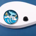 Spilla smaltata ecologica con balena, oceano e onda per vestiti e borse di alta qualità - CZ0119-3