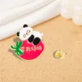 Niedliche Cartoon Panda Metall Emaille Brosche Pin mit roter Erdbeerbasis fuer Kleidung. - Panda Erdbeere