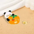 Süße Panda Emaille Brosche mit Glücks Design, stilvolles Metall Revers Accessoire für Kleidung. - Panda Erdnuss