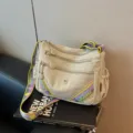 Casual γυναικεία τσάντα χιαστί από καμβά, ευρύχωρη τσάντα ώμου με πολλές τσέπες, μπεζ. - Λευκό και Μοβ