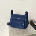 Borsa a tracolla in nylon blu scuro da donna, borsa casual multitasche per viaggi e uso quotidiano. - Blu