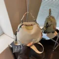 Bolso cruzado de concha informal elegante para mujer con asa tejida y correa ajustable. - Verde
