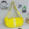 Gelbe Reisetasche mit drei weissen Streifen grosse Kapazitaet Umhaengetasche fuer Sport - Gelb