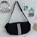 Lässige schwarze Sporttasche mit weißen Streifen, große Schultertasche für Reisen und Fitness. - Schwarz
