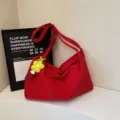 Sac à bandoulière en toile rouge, grand sac messenger décontracté avec pendentif marguerite. - Décoration de Tournesol / Rouge