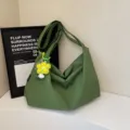 Sac bandoulière en toile verte, sac slouchy décontracté avec joli pendentif fleur. - Décoration de Tournesol / Vert