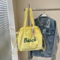 Sac bandoulière en nylon jaune avec imprimé lettres Beach, fourre-tout grand format. - Jaune