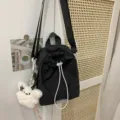Schwarze Nylon Kordelzug Umhängetasche lässiger süßer Rucksack mit Plüsch Bär Anhänger - Schwarz mit Anhänger