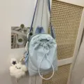 Hellblauer lässiger süßer Kordelzug Mini Rucksack mit Plüsch Wolke Anhänger für Damen. - Blau mit Anhänger