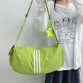 Grüne lässige Schulter Reisetasche mit weißen Streifen, große Fitness Tasche für Damen. - Grün mit Sonnenblume Anhänger