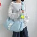 Casual hellblaue zylindrische Reisetasche mit drei Streifen, große Umhängetasche für Damen. - Blau mit Sonnenblume Anhänger