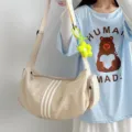 Lässige Nylon Umhängetasche mit drei Streifen, große Kapazität für Reisen und Alltag. - Beige mit Sonnenblume Anhänger