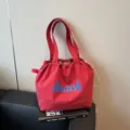 Bolso tote de lona roja con cierre de cordón y estampado de letras azules Beach para diario. - Burdeos