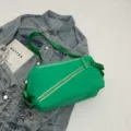 Leuchtend grüne Nylon Umhängetasche mit stylischem diagonalem Reißverschluss für Damen. - Grün