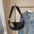 Schwarze Canvas Umhängetasche für Damen, lässige Freizeittasche mit praktischem Design. - Schwarz & Kleines Mädchen