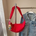 Rote Canvas Dumpling Umhängetasche lässige Crossbody Schultertasche mit süßem Puppenanhänger. - Weinrot + Kleines Mädchen