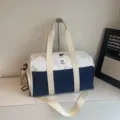 Borsa da viaggio sportiva in tela bianca e blu con pratica tracolla per palestra. - Blu