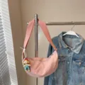 Minimalistische rosa Canvas Umhängetasche, vielseitige leichte Damentasche in Rosa. - Rosa + Kleines Mädchen