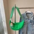 Grüne Canvas Umhängetasche für Damen, lässige leichte Schultertasche mit süßem Puppenanhänger. - Grün + Kleines Mädchen